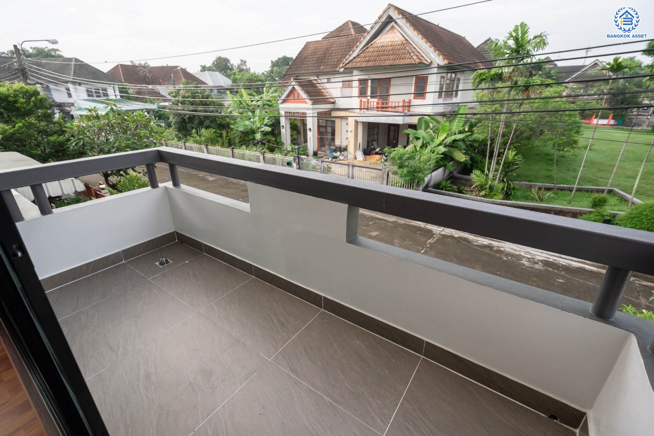 บ้านมือสองตกแต่งใหม่ ม.เนเบอร์โฮม วัชรพล เนื้อที่ 68 ตร.ว. ฟังก์ชัน 3 ห้องนอน 4 ห้องน้ำ 1 ห้องแม่บ้าน จอดรถได้ 2 คัน บนทำเลเชื่อมต่อหลายเส้นทาง ทั้ง ถนนสุขาภิบาล5 ถนนสายไหม และถนนรามอินทรา ใกล้ทางด่วน "ฉลองรัช" และรถไฟฟ้าสายสีเขียว "สถานีสายหยุด"